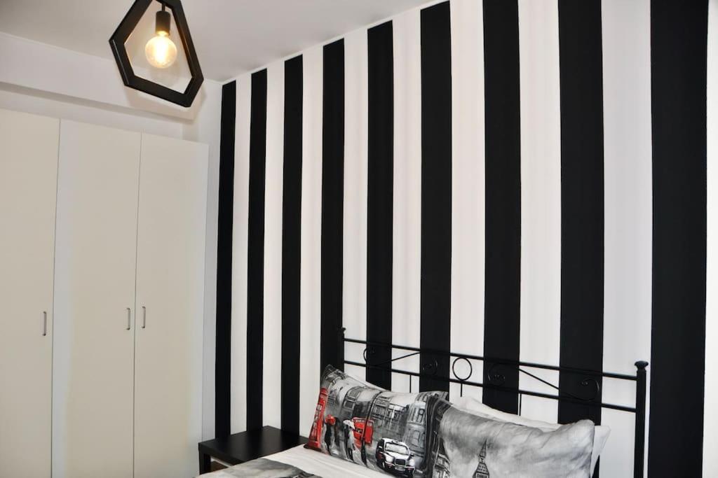 Nolo Black White & Coral — Photos 1