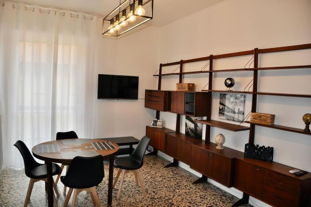 Nolo Black White & Coral, Milan
